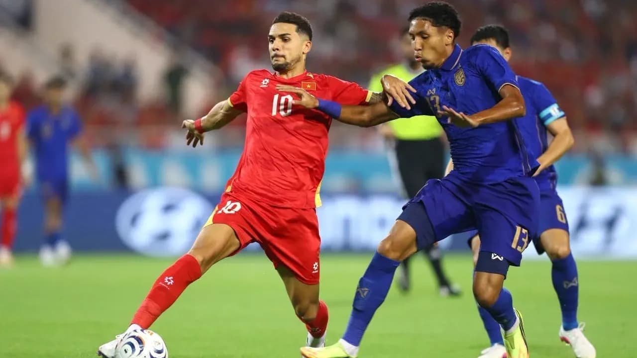 Two players challenging for the ball during match Two players challenging for the ball during match