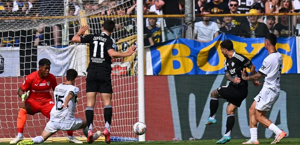 Como player attempts to score against Parma Como player attempts to score against Parma