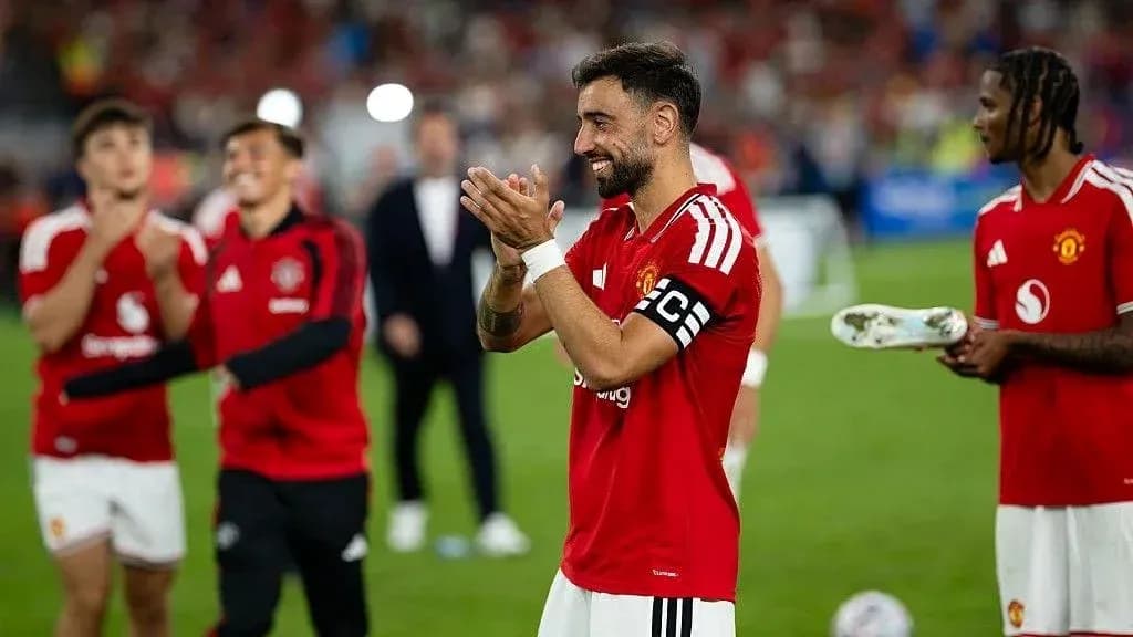 Bruno Fernandes applauding teammates after match Bruno Fernandes applauding teammates after match