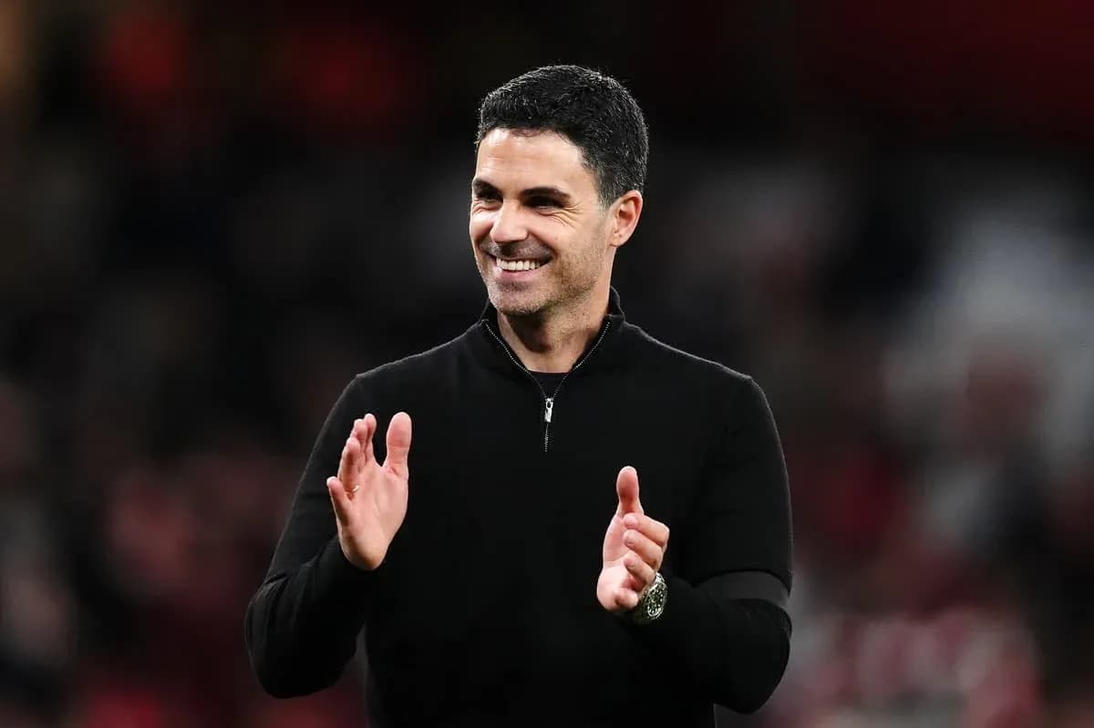 Manager clapping on the sideline during match Manager clapping on the sideline during match