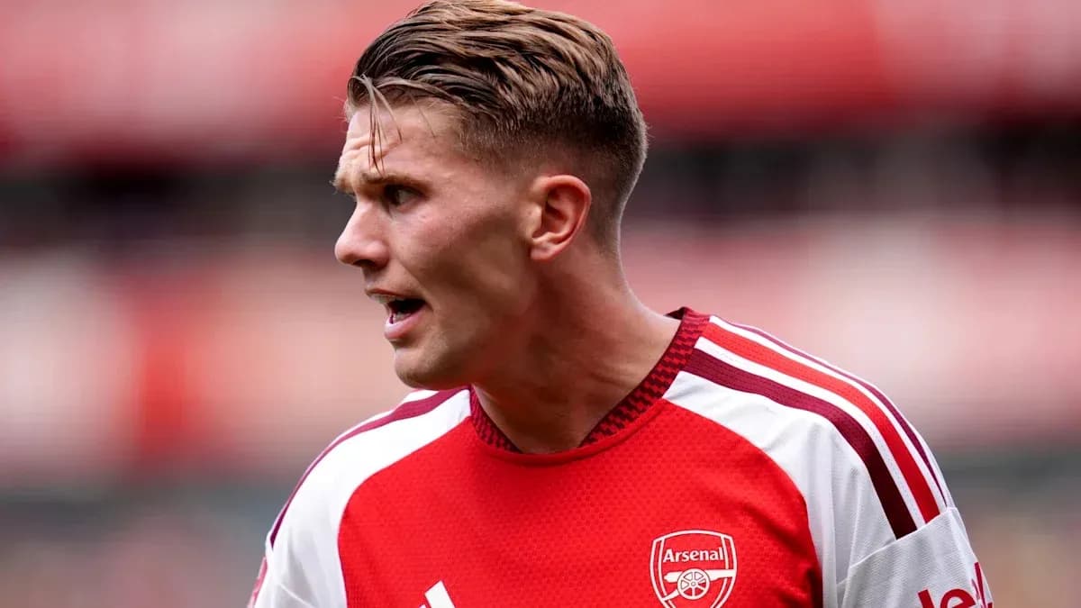 Player in Arsenal jersey during match action Player in Arsenal jersey during match action