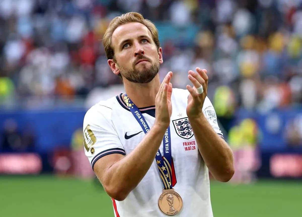 Player applauding while wearing a bronze medal Player applauding while wearing a bronze medal