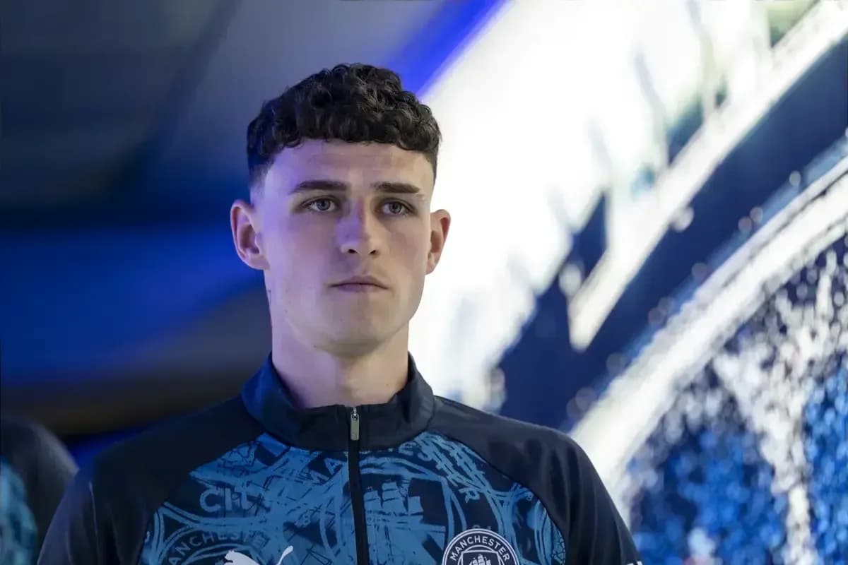 Player in Manchester City training gear, focused expression Player in Manchester City training gear, focused expression