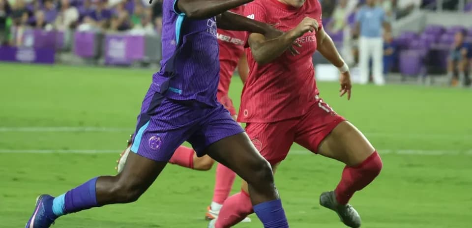 Boston Legacy W player challenges Orlando Pride W player Boston Legacy W player challenges Orlando Pride W player