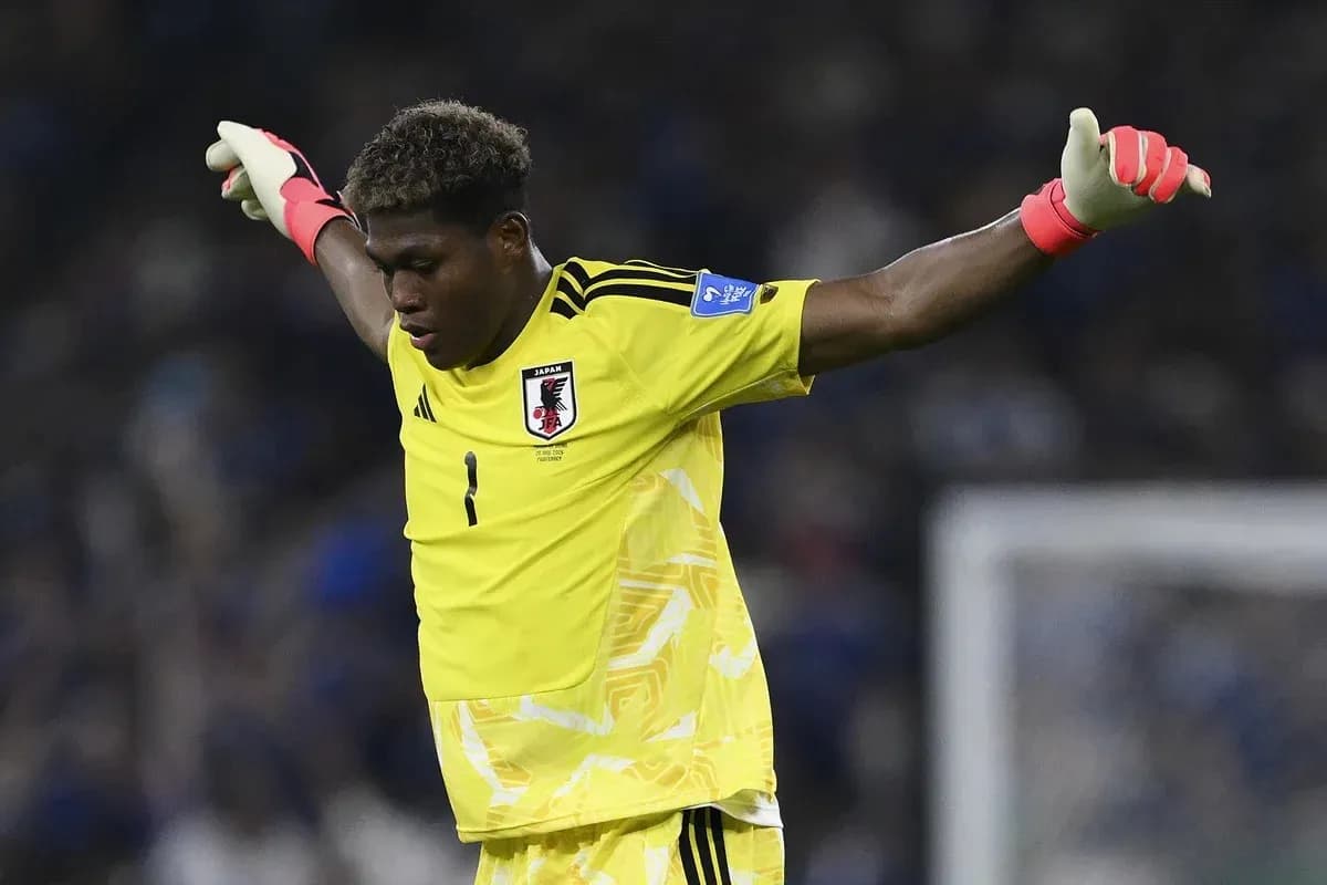 Goalkeeper in yellow kit gesturing during match Goalkeeper in yellow kit gesturing during match