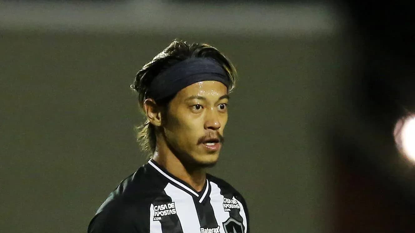 Player in black and white jersey during match Player in black and white jersey during match