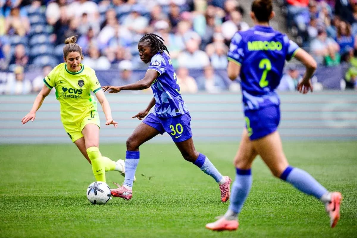 Washington Spirit W player dribbling against Seattle Reign FC W Washington Spirit W player dribbling against Seattle Reign FC W