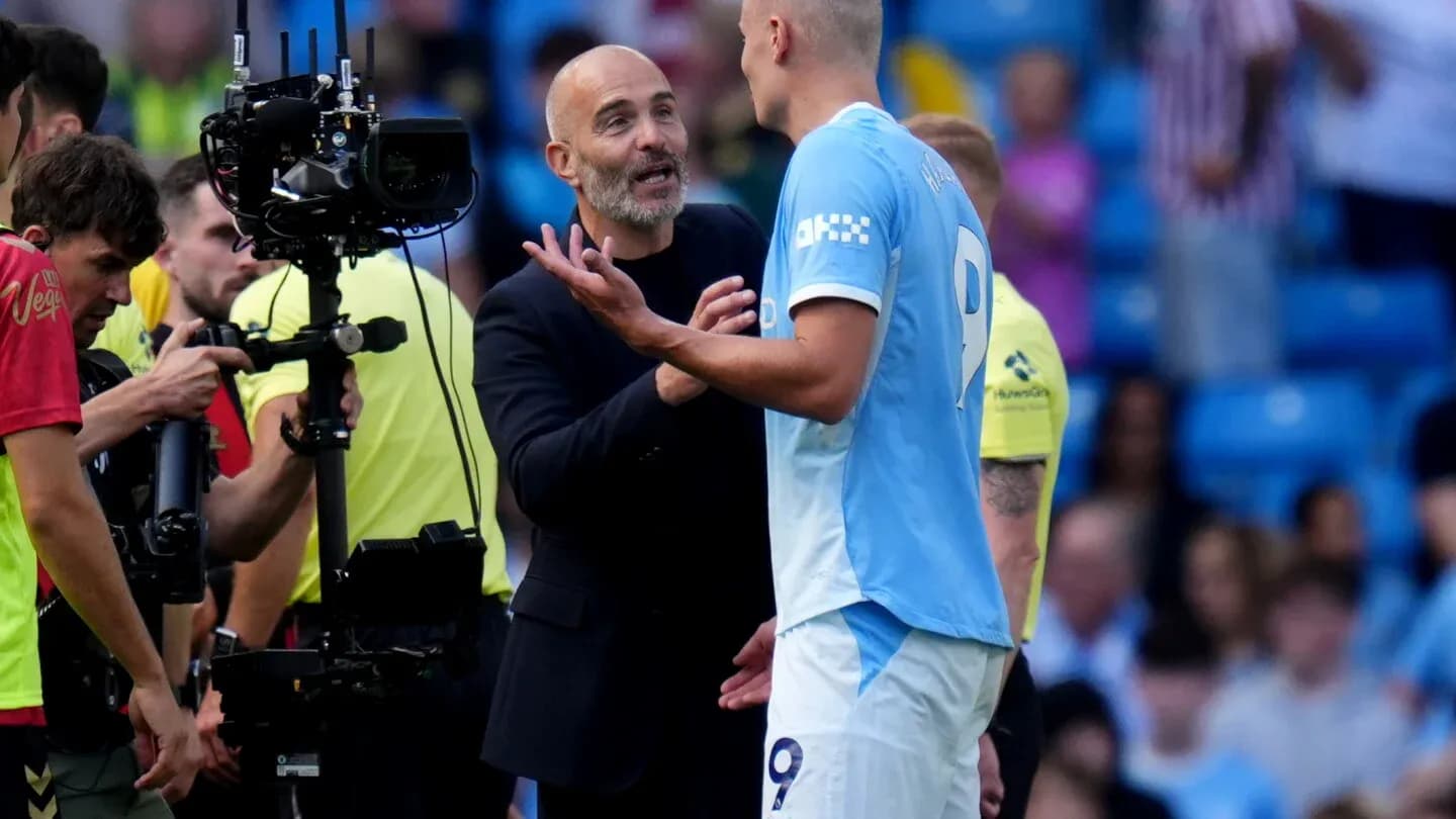 Manager discussing with player during match stoppage Manager discussing with player during match stoppage