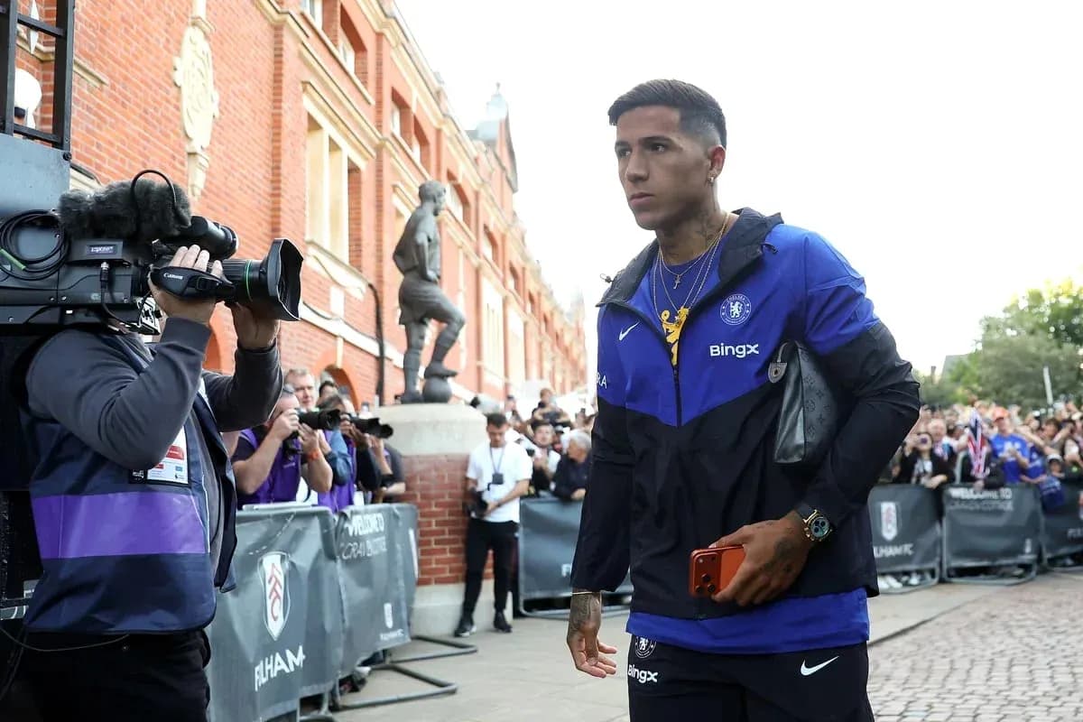 Player arriving at stadium surrounded by photographers Player arriving at stadium surrounded by photographers