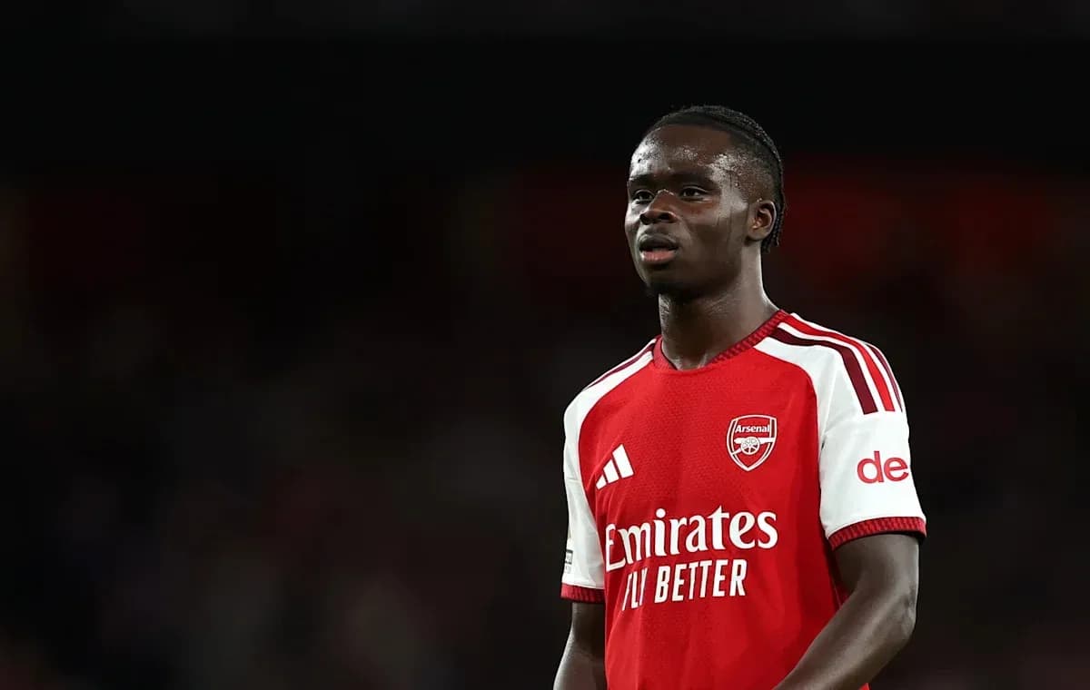 Player in Arsenal jersey during a match Player in Arsenal jersey during a match