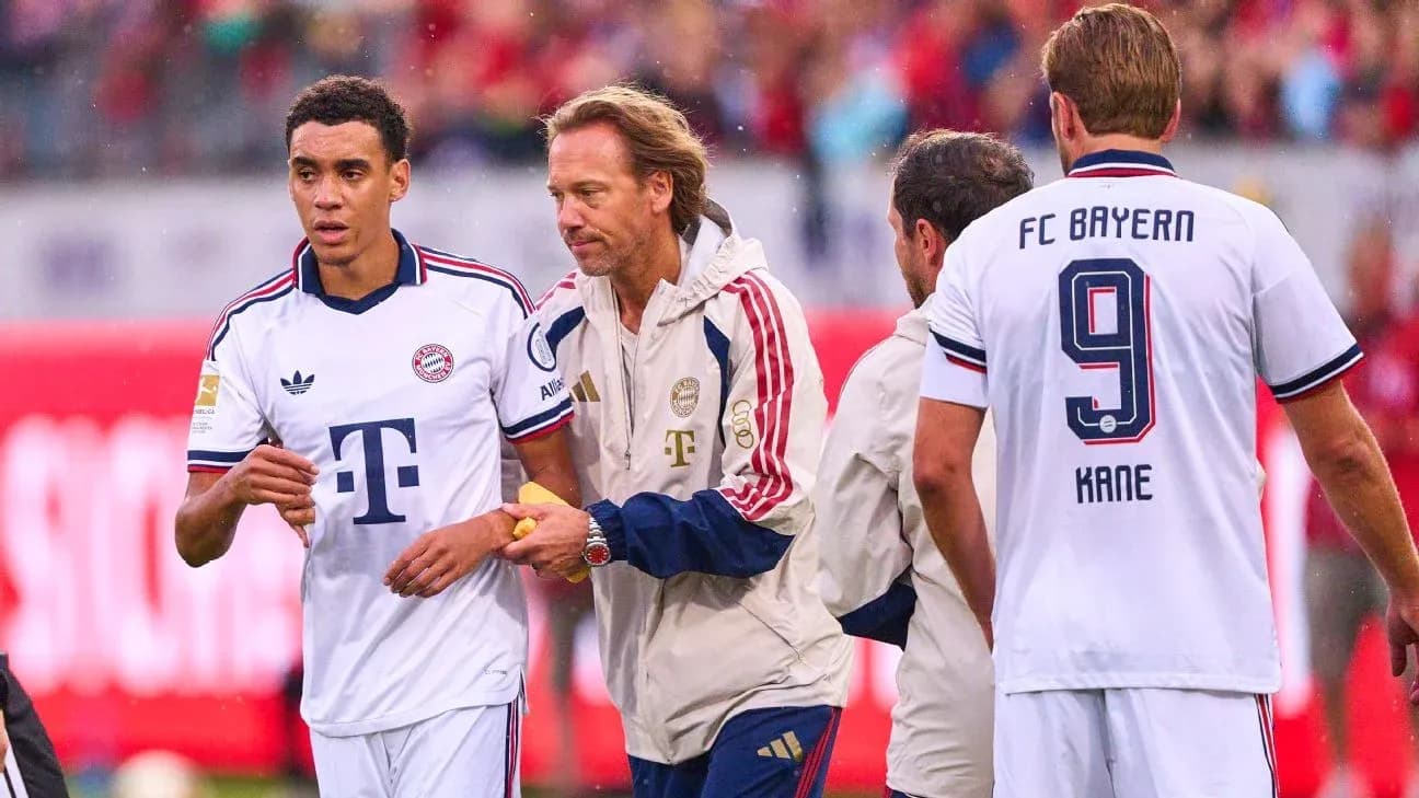 Bayern Munich players during a substitution on pitch Bayern Munich players during a substitution on pitch