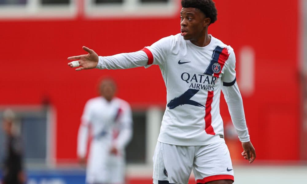 Player gesturing during training session at PSG Player gesturing during training session at PSG