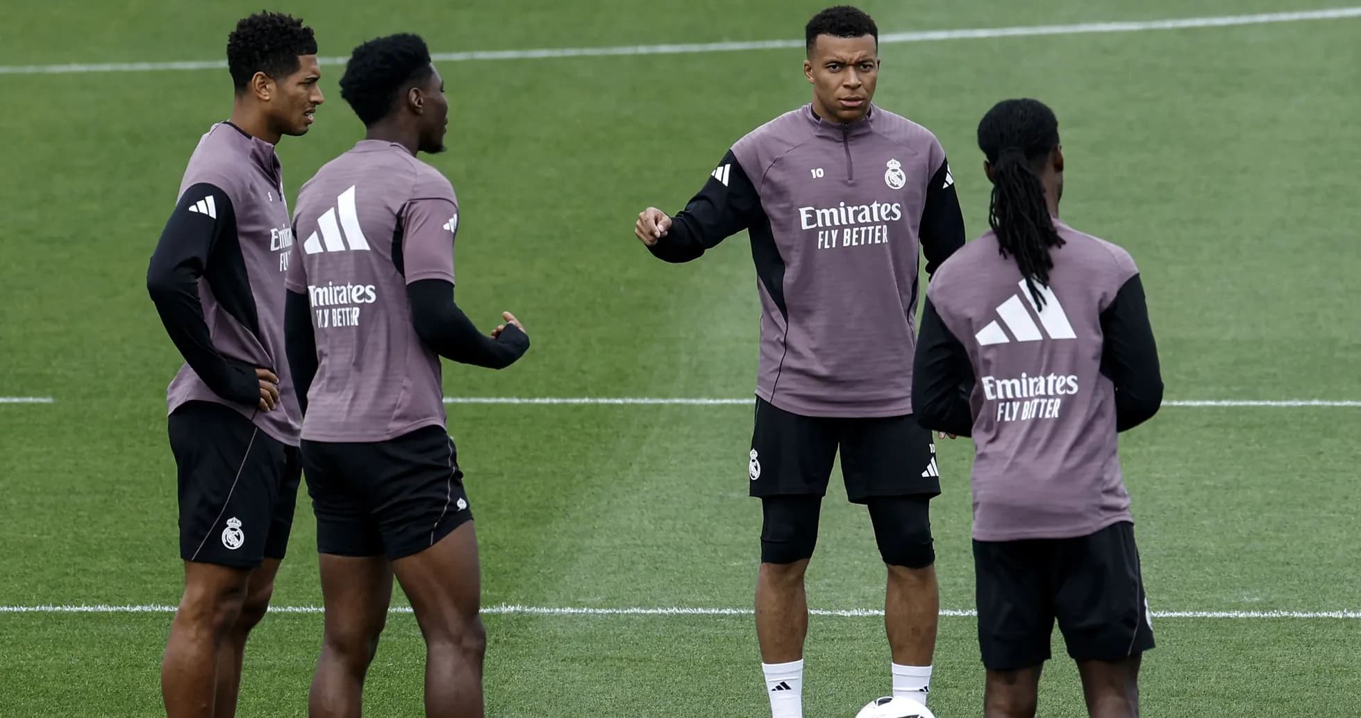 Players discussing during Real Madrid training session Players discussing during Real Madrid training session