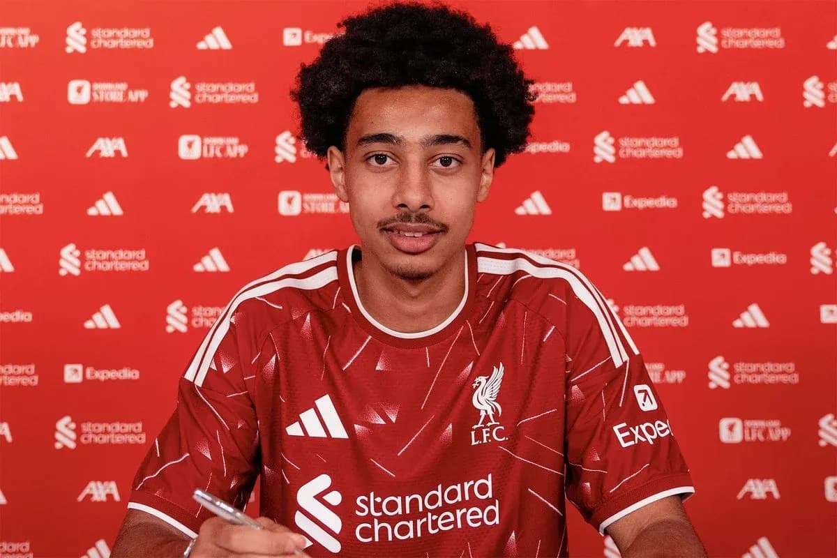 Player signing contract in Liverpool jersey Player signing contract in Liverpool jersey