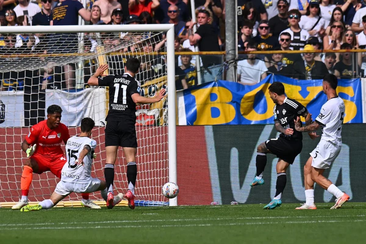 Como player attempts to score against Parma goalkeeper Como player attempts to score against Parma goalkeeper