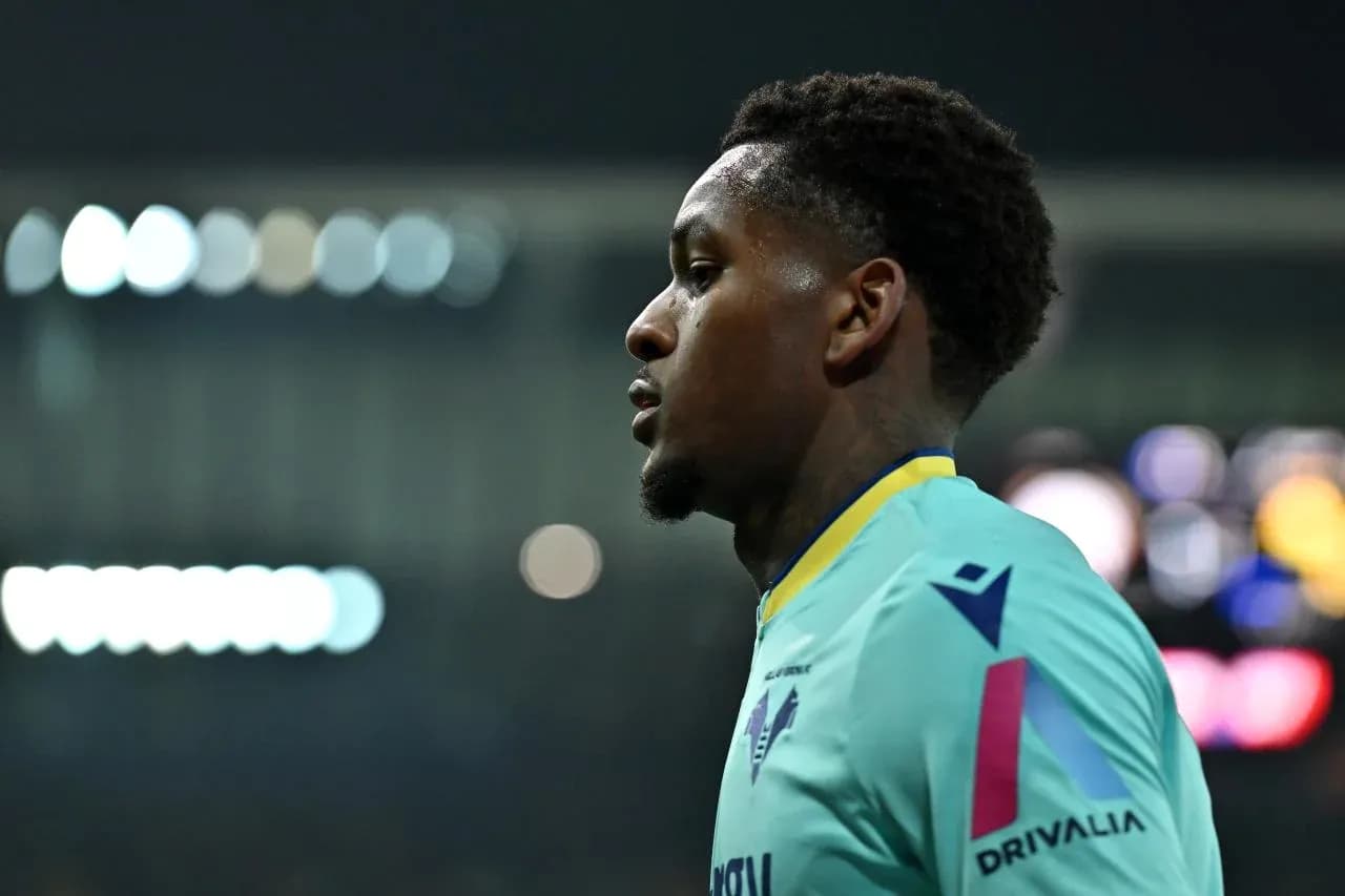 Player in teal kit during match, profile view Player in teal kit during match, profile view