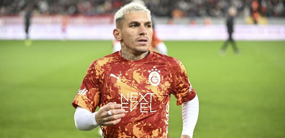 Player in Galatasaray jersey on the pitch Player in Galatasaray jersey on the pitch