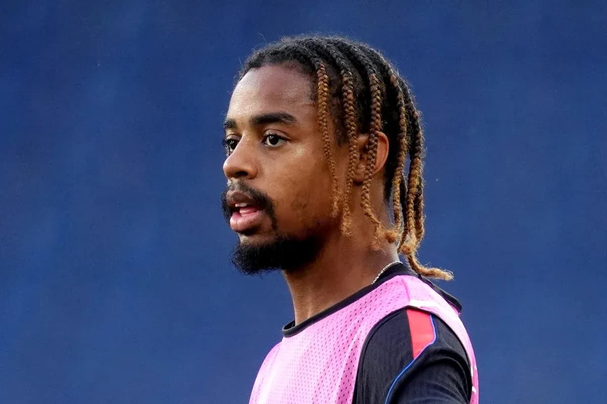 Player wearing training bib during warm-up session Player wearing training bib during warm-up session