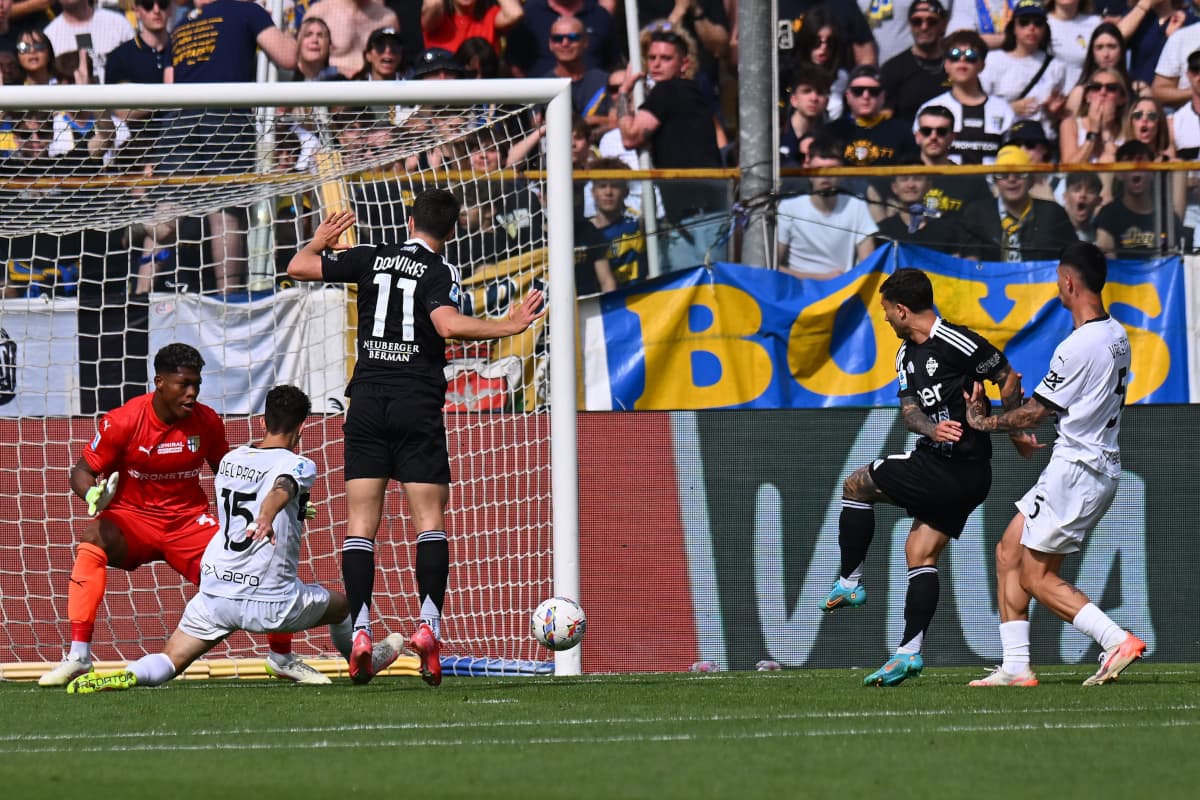 Goalkeeper saves shot during Como vs Parma match Goalkeeper saves shot during Como vs Parma match