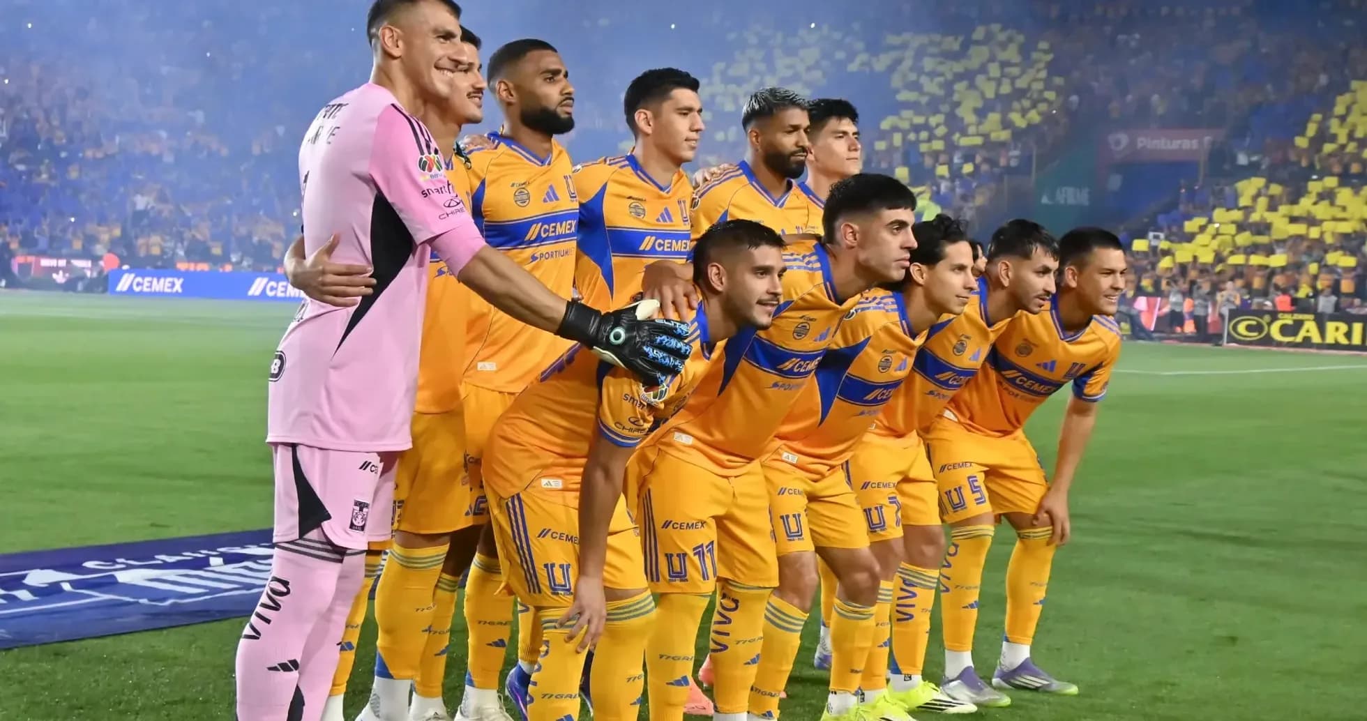 Tigres UANL team posing before the match Tigres UANL team posing before the match