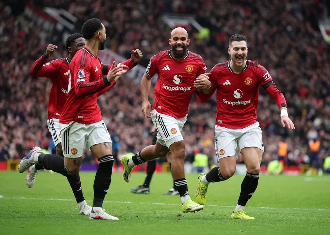 Manchester United players celebrating a goal Manchester United players celebrating a goal
