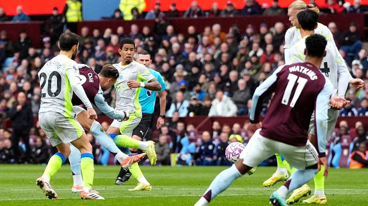 Players contesting the ball in Premier League match Players contesting the ball in Premier League match