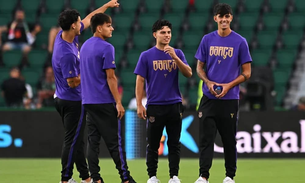 Players in purple training shirts on the pitch Players in purple training shirts on the pitch