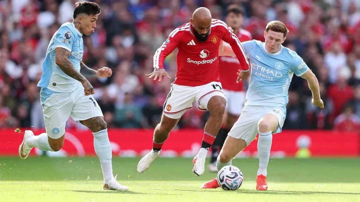 Manchester United player evading two Manchester City defenders Manchester United player evading two Manchester City defenders