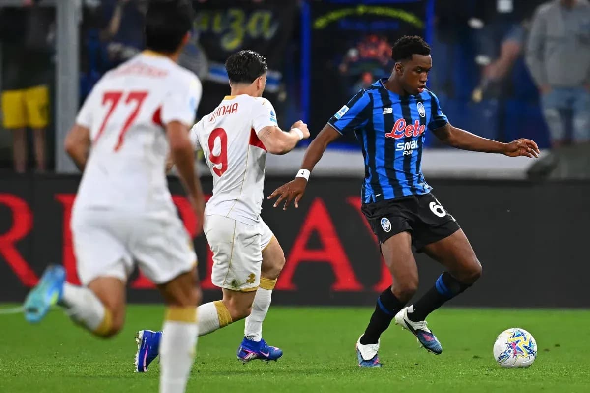 Atalanta player dribbling past AS Roma opponent Atalanta player dribbling past AS Roma opponent