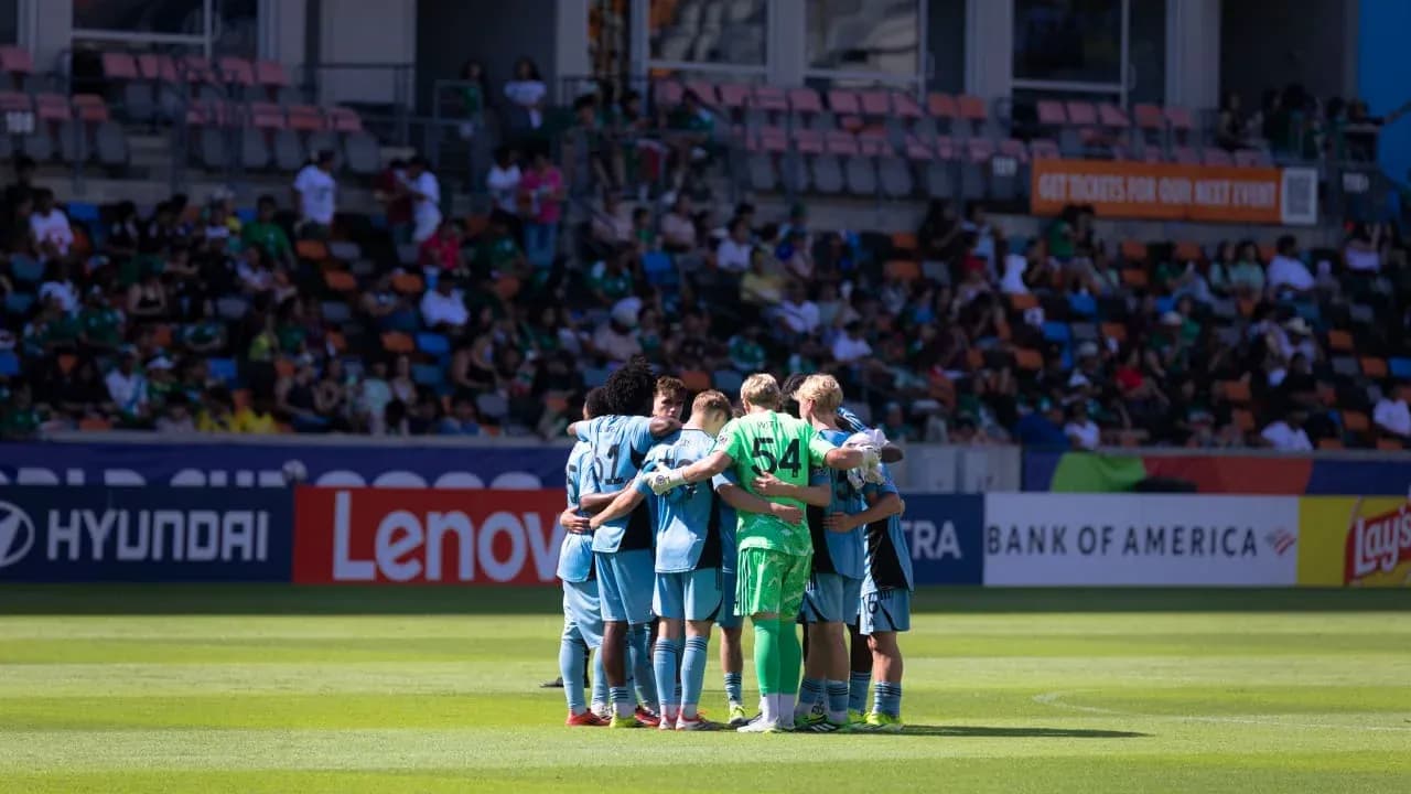 Players huddling before the match Players huddling before the match