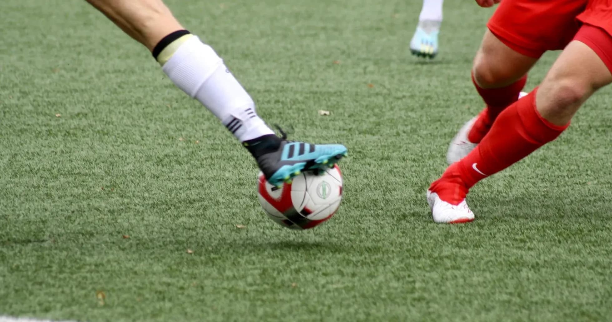 Players contesting for the ball in WK-League match Players contesting for the ball in WK-League match