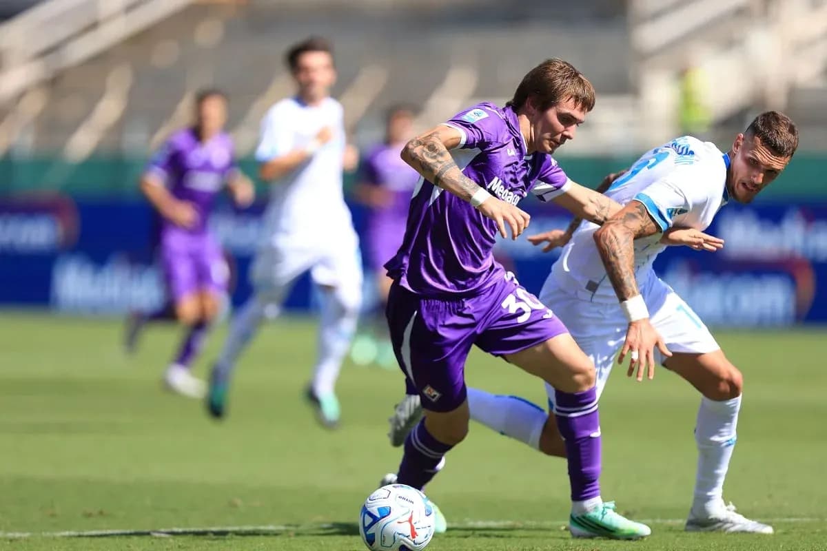 Fiorentina player dribbling past Napoli defender Fiorentina player dribbling past Napoli defender